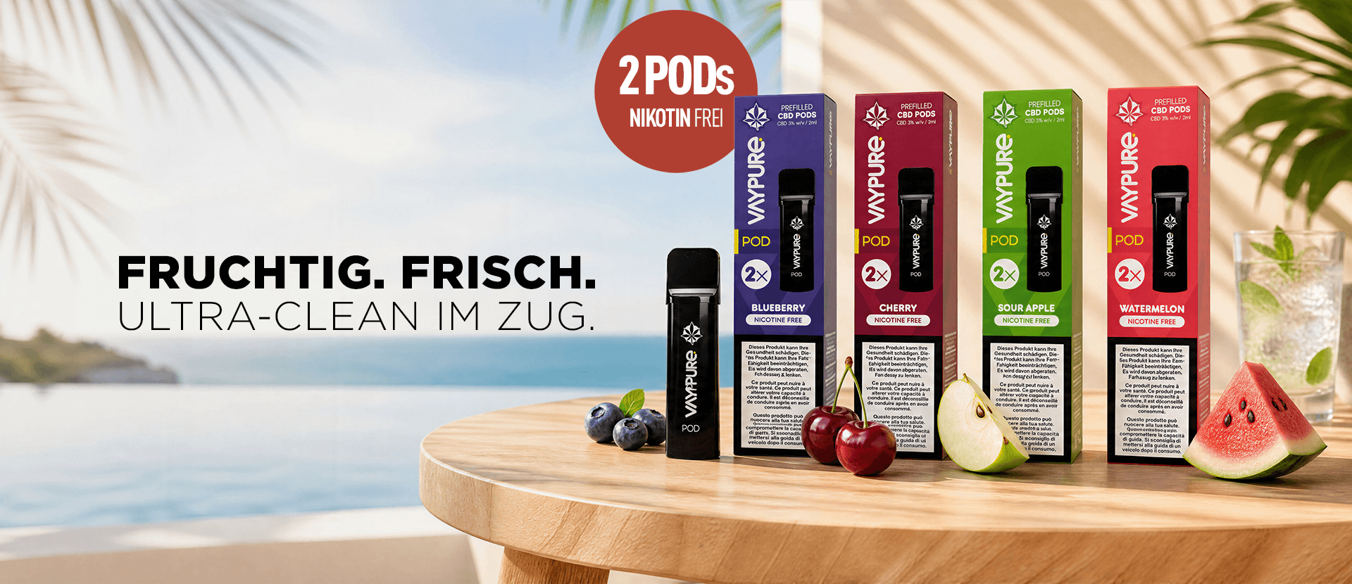 Vier Vaypure Verpackungen auf einem Holztisch in einem Strandhaus.